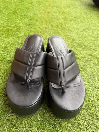 Sandalias cuña Bershka negras talla 37
