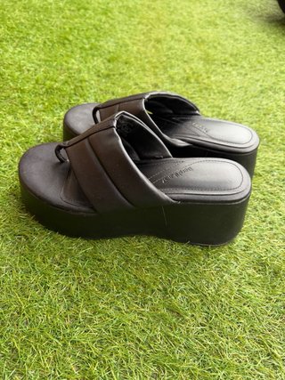 Sandalias cuña Bershka negras talla 37