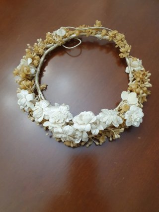 Corona antigua flores niña beige y blanco