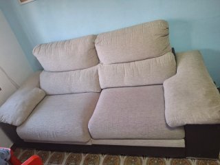 Sofá beige convertible en media cama,