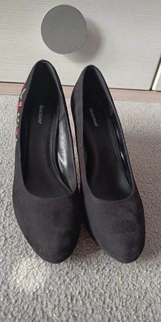 Zapatos de tacón negros bordados talla 42