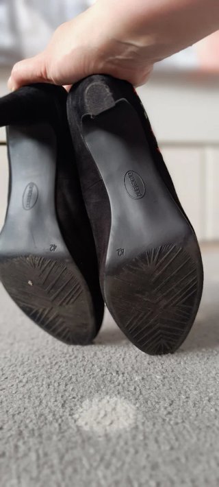 Zapatos de tacón negros bordados talla 42