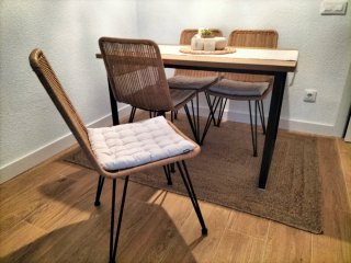 Mesa comedor y 4 sillas ratán