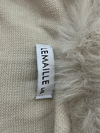 Elegante poncho beige con pelo sintético