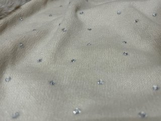 Elegante poncho beige con pelo sintético