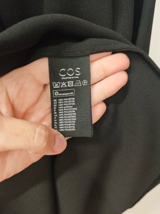 Blusa COS negra talla 40