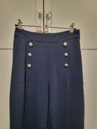 Pantalón azul marino con botones