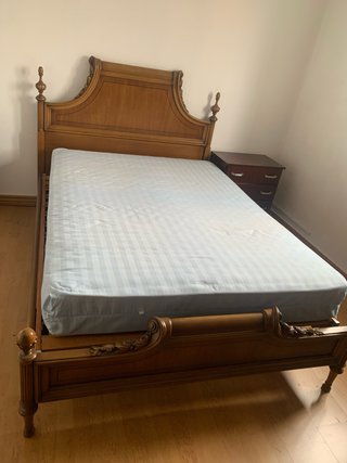 Cama de madera con somier y colchón