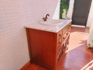 Mueble de baño madera con lavabo mármol