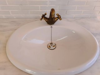 Mueble de baño madera con lavabo mármol