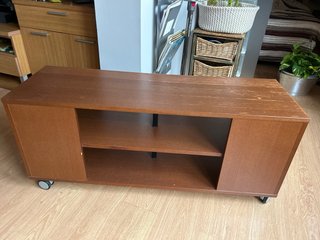 Mesa auxiliar con ruedas