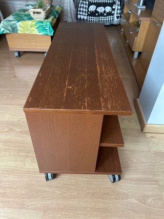 Mesa auxiliar con ruedas