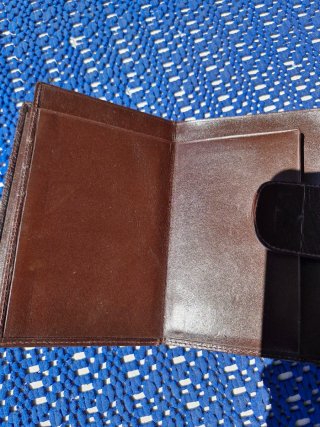 Cartera de cuero marrón