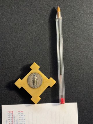 Medalla Virgen María sobre base