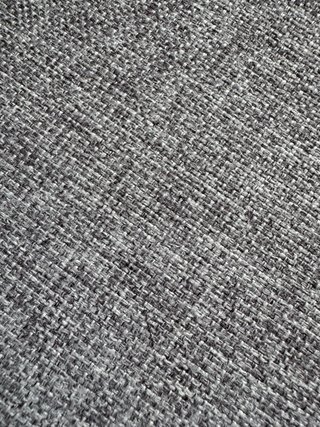 Sofá de tela gris con la base extraíble