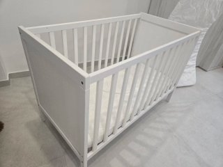 Cuna IKEA SUNDVIK + 2 colchones y ropa de cama.