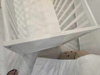 Cuna IKEA SUNDVIK + 2 colchones y ropa de cama.