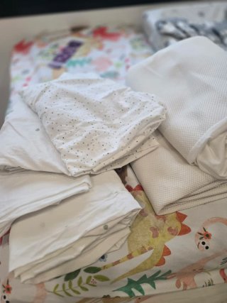 Cuna IKEA SUNDVIK + 2 colchones y ropa de cama.
