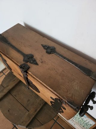 Antigüedades Arqueta de madera con herrajes