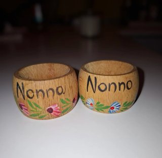 Portatovaglioli in legno decorati a mano