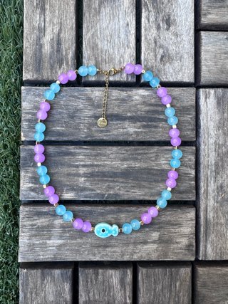 Collar de cuentas pez azul y lila