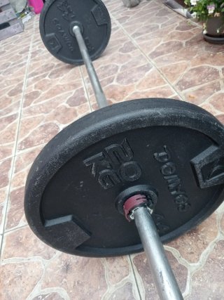 Barra de pesas con discos