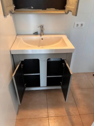 Mueble de baño gris con espejo