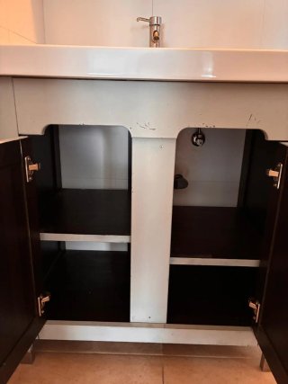 Mueble de baño gris con espejo