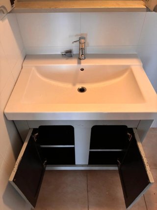 Mueble de baño gris con espejo