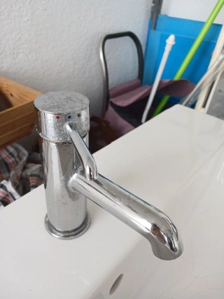 Mueble de baño gris con espejo