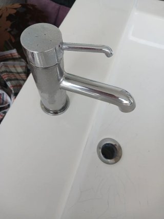 Mueble de baño gris con espejo