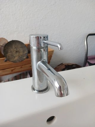 Mueble de baño gris con espejo