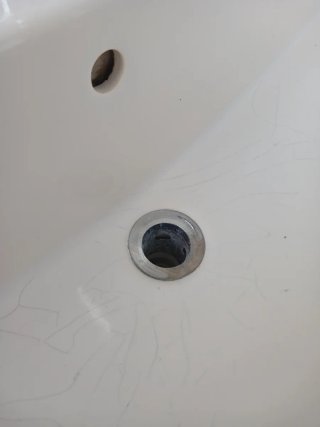 Mueble de baño gris con espejo
