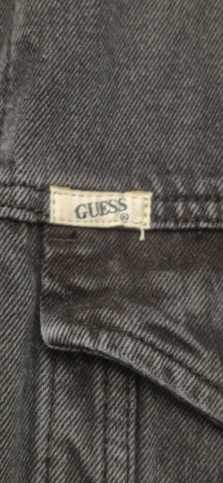 Cazadora vaquera Guess negra con logo rojo T. 42