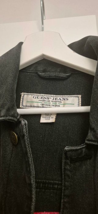 Cazadora vaquera Guess negra con logo rojo T. 42