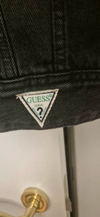 Cazadora vaquera Guess negra con logo rojo T. 42