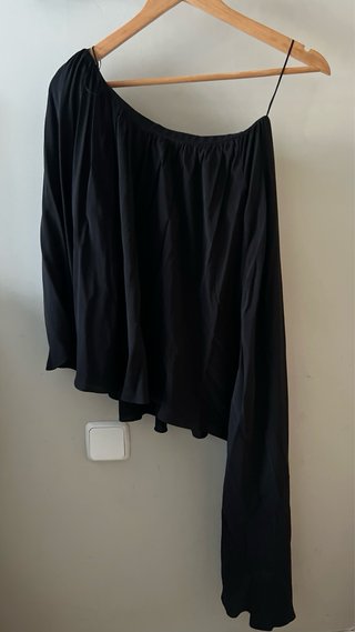 Blusa asimétrica negra