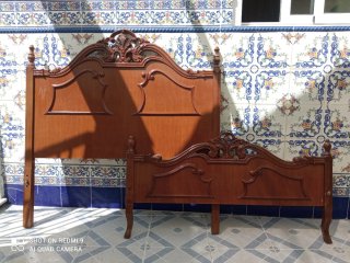 Cama antigua madera maciza tratada