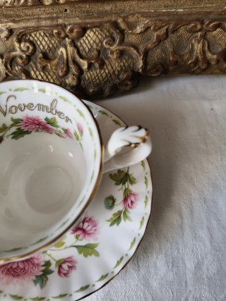 Tazza da the con piattino Royal Albert November