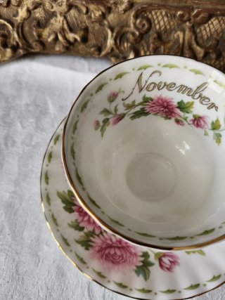 Tazza da the con piattino Royal Albert November