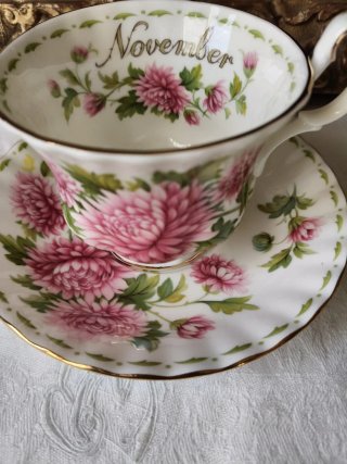 Tazza da the con piattino Royal Albert November
