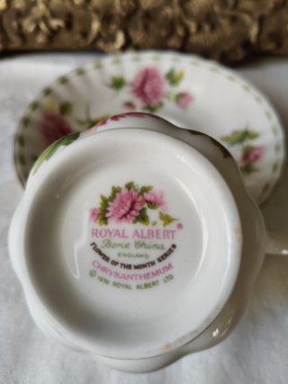 Tazza da the con piattino Royal Albert November