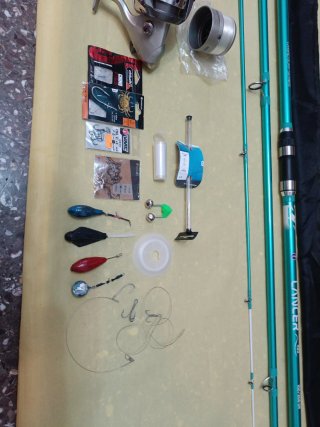 Caña de pescar, carrete y accesorios
