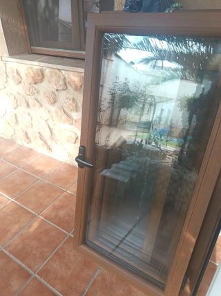 Ventana de aluminio marrón