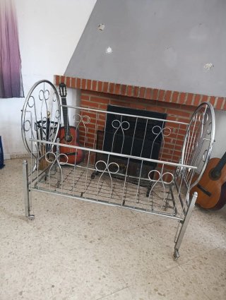 Cuna antigua de hierro