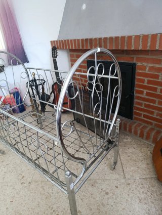 Cuna antigua de hierro
