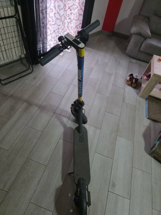 Patinete eléctrico Red Bull preparado