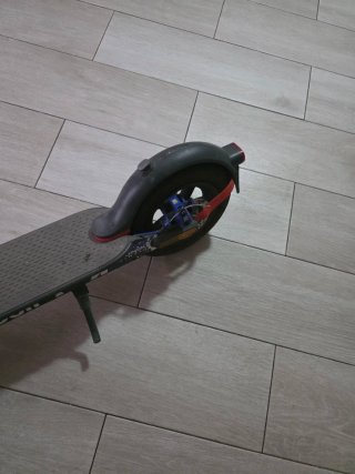 Patinete eléctrico Red Bull preparado