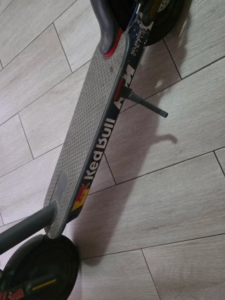 Patinete eléctrico Red Bull preparado