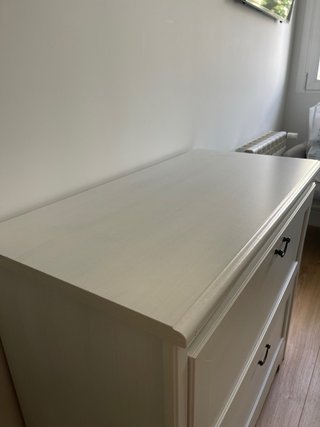 Cómoda blanca de madera